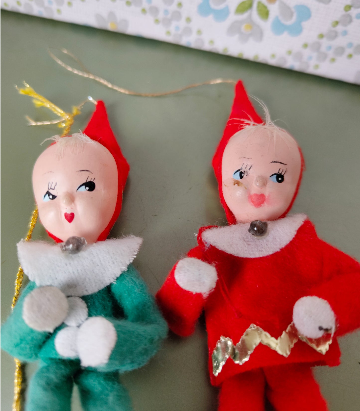 2 Pixie Weihnachtselfen aus Filz – Handgefertigte Deko aus den 1950ern für ein magisches Weihnachten