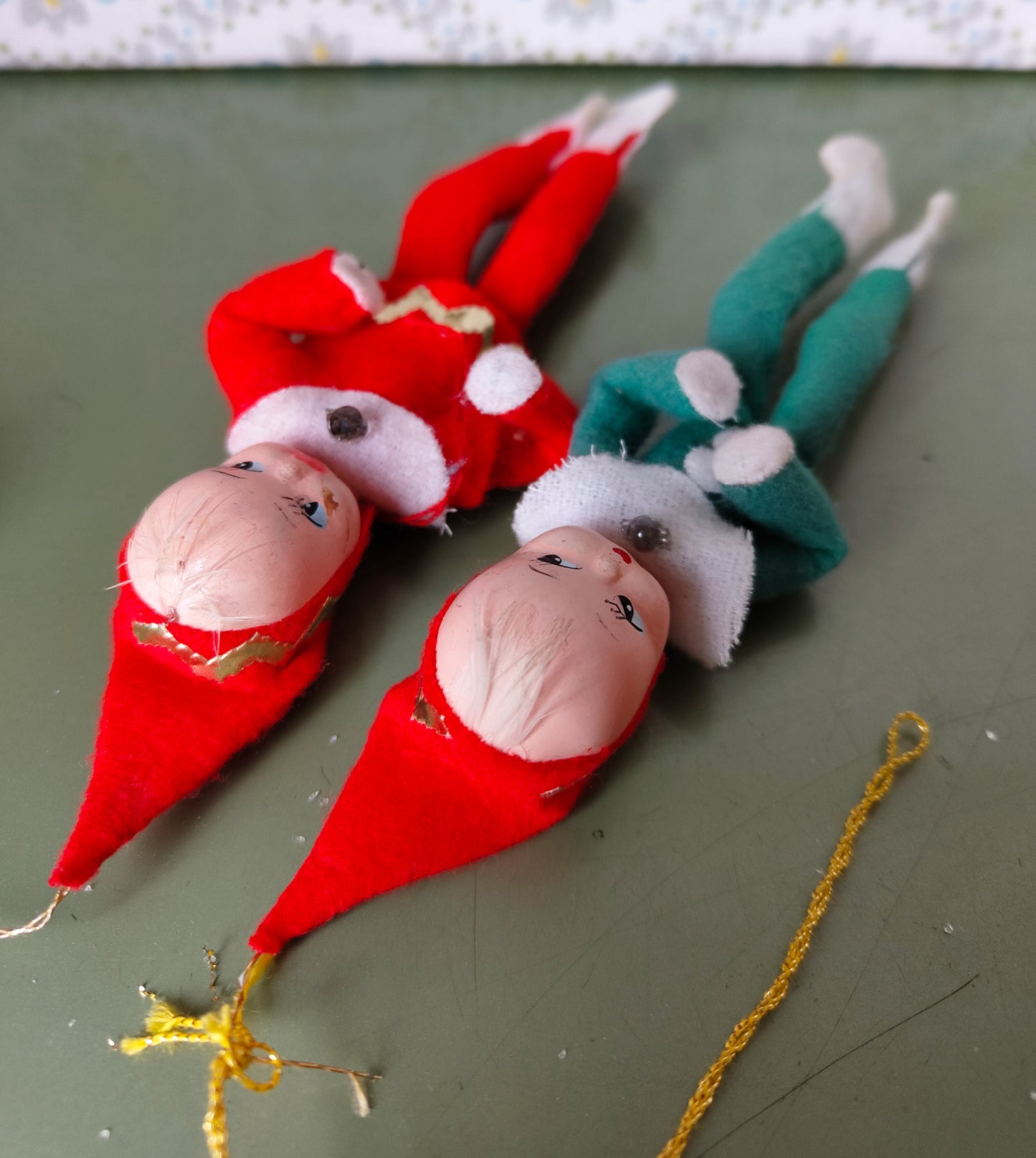 2 Pixie Weihnachtselfen aus Filz – Handgefertigte Deko aus den 1950ern für ein magisches Weihnachten