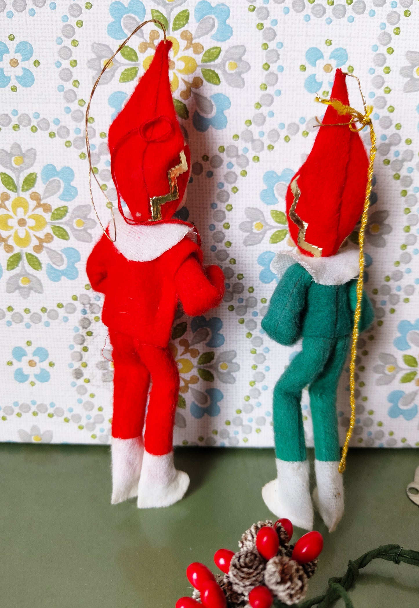 2 Pixie Weihnachtselfen aus Filz – Handgefertigte Deko aus den 1950ern für ein magisches Weihnachten