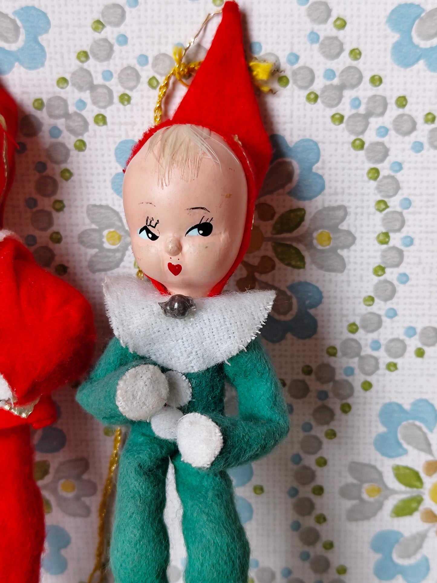2 Pixie Weihnachtselfen aus Filz – Handgefertigte Deko aus den 1950ern für ein magisches Weihnachten