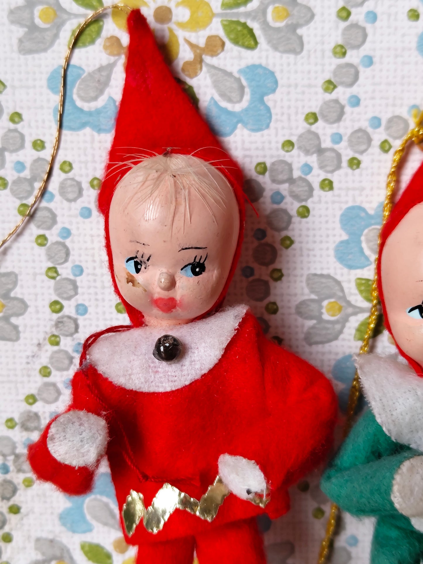 2 Pixie Weihnachtselfen aus Filz – Handgefertigte Deko aus den 1950ern für ein magisches Weihnachten