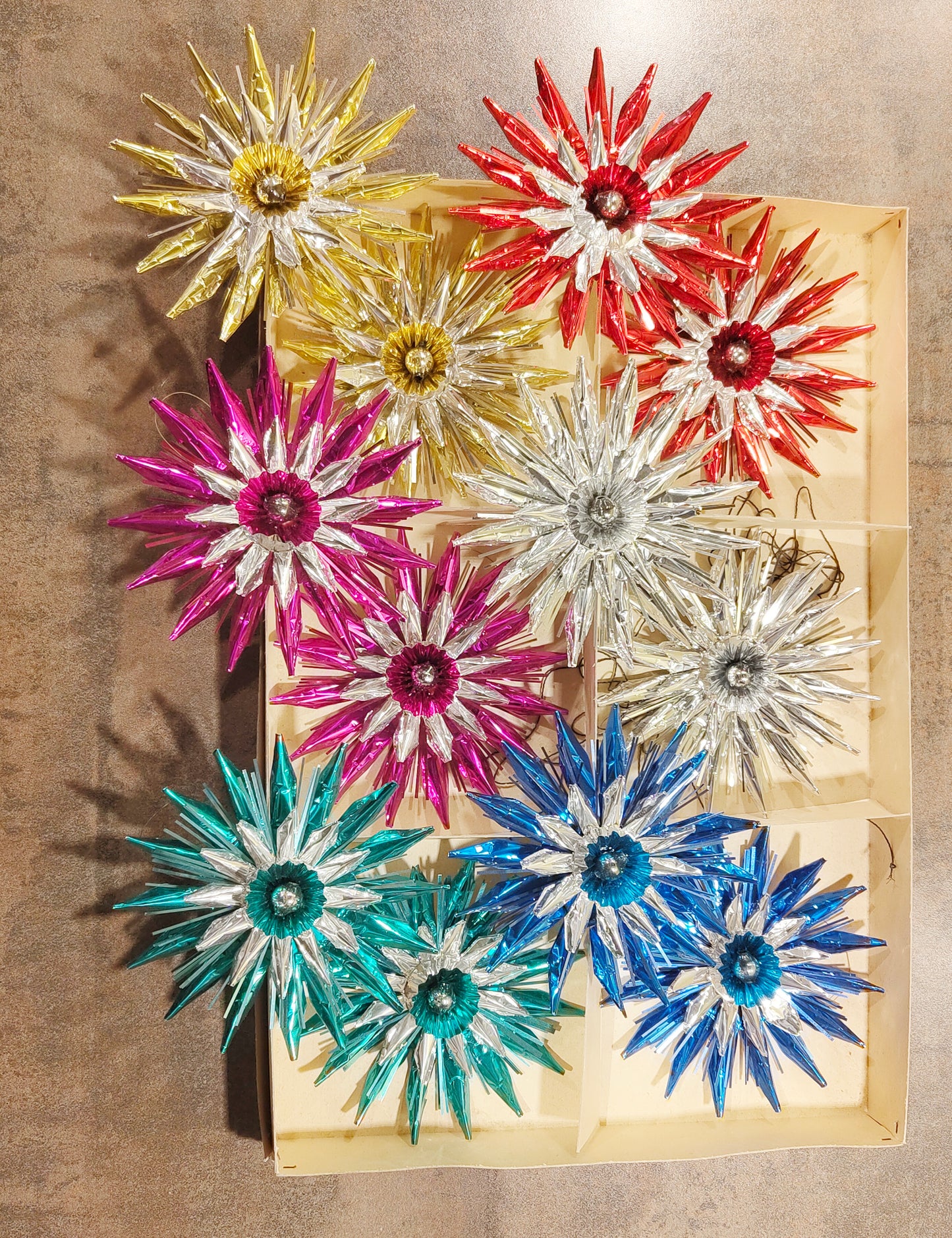 12 bunte fast unbenutzte Aluminium Sterne im Original Karton VINTAGE 1960er