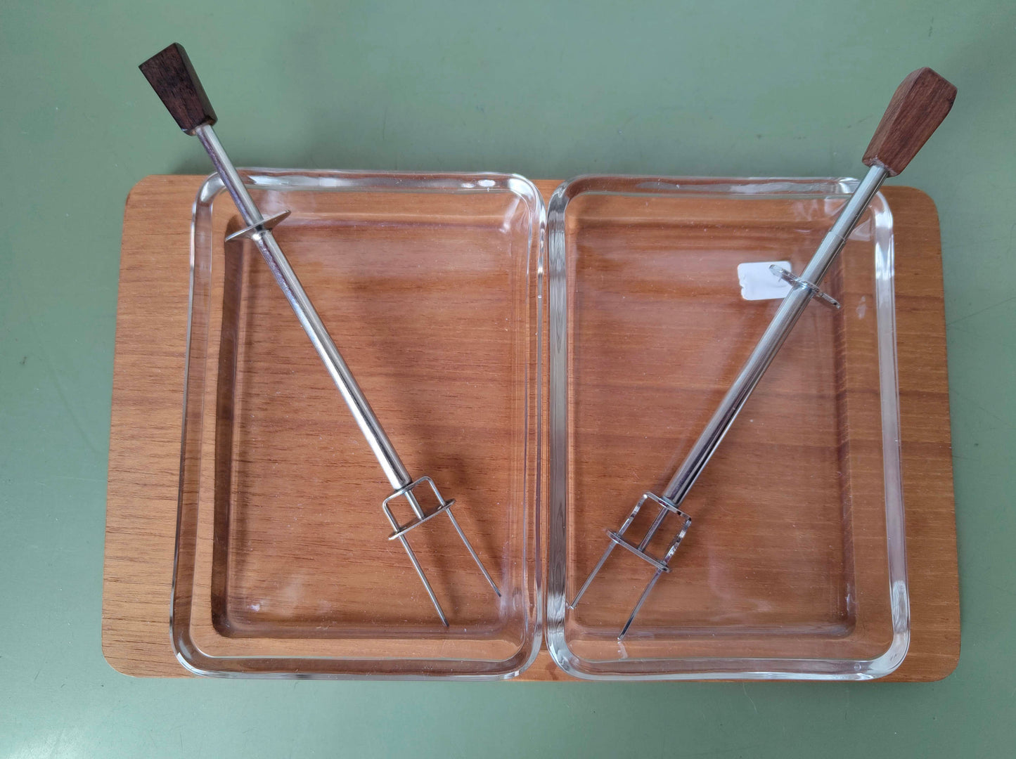 Anbieteschalen Dänisch Mid-Century Teak Holz Tablett mit 2 Glaseinsätzen, 1960er VINTAGE