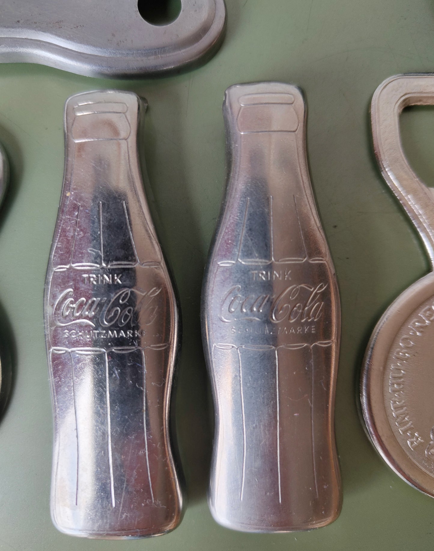 Konvolut Vintage Flaschenöffner aus Metall mit Werbeaufdruck