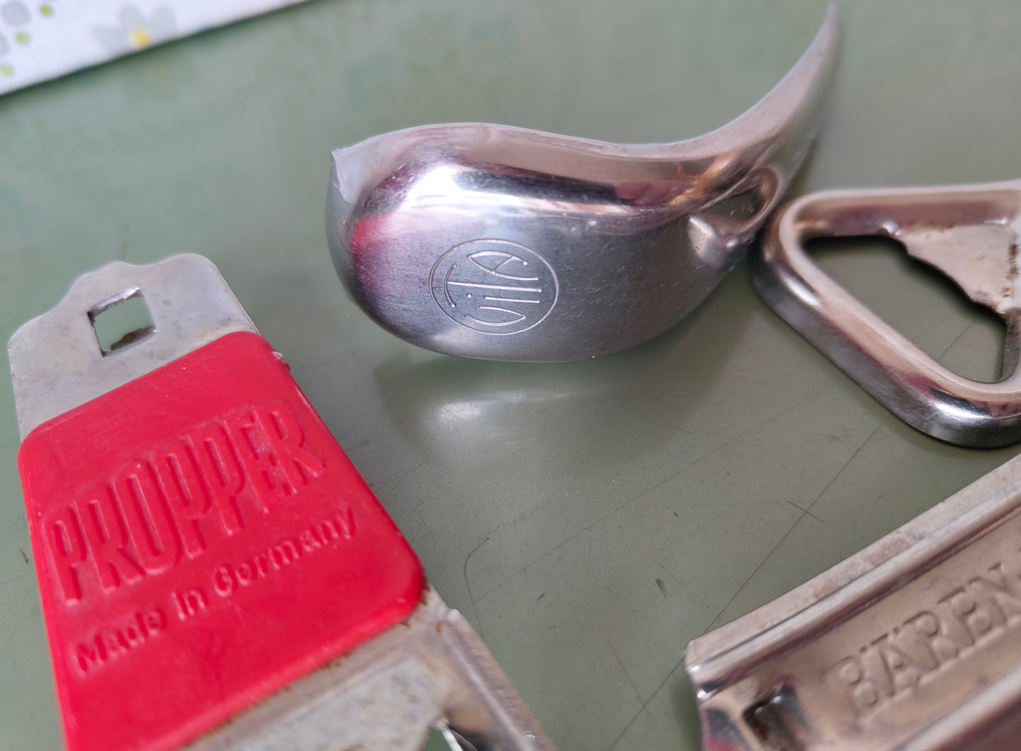 Konvolut Vintage Flaschenöffner aus Metall mit Werbeaufdruck