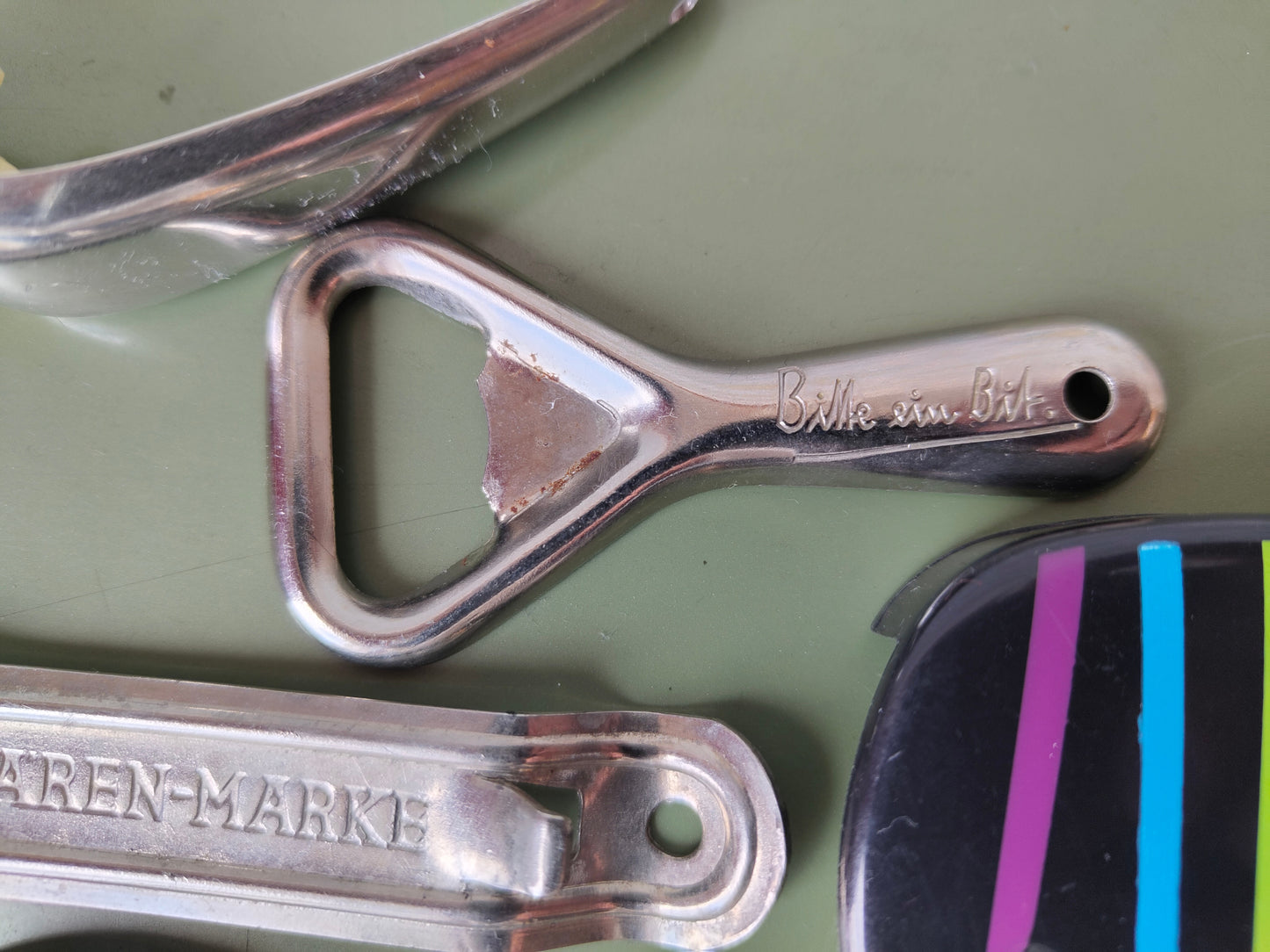 Konvolut Vintage Flaschenöffner aus Metall mit Werbeaufdruck