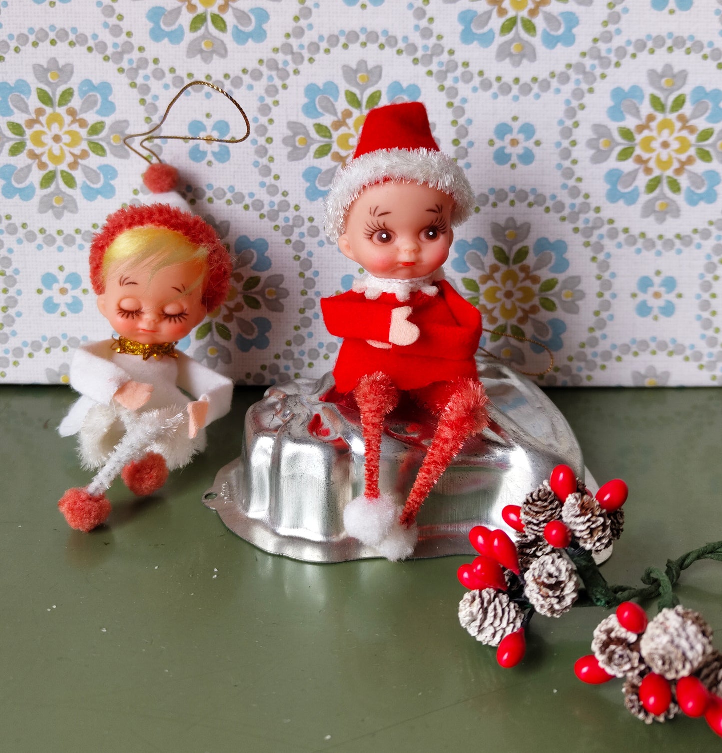 2 Hänge Elfen aus Filz und Pfeiffenputzern VINTAGE 1960er Knee Hugger