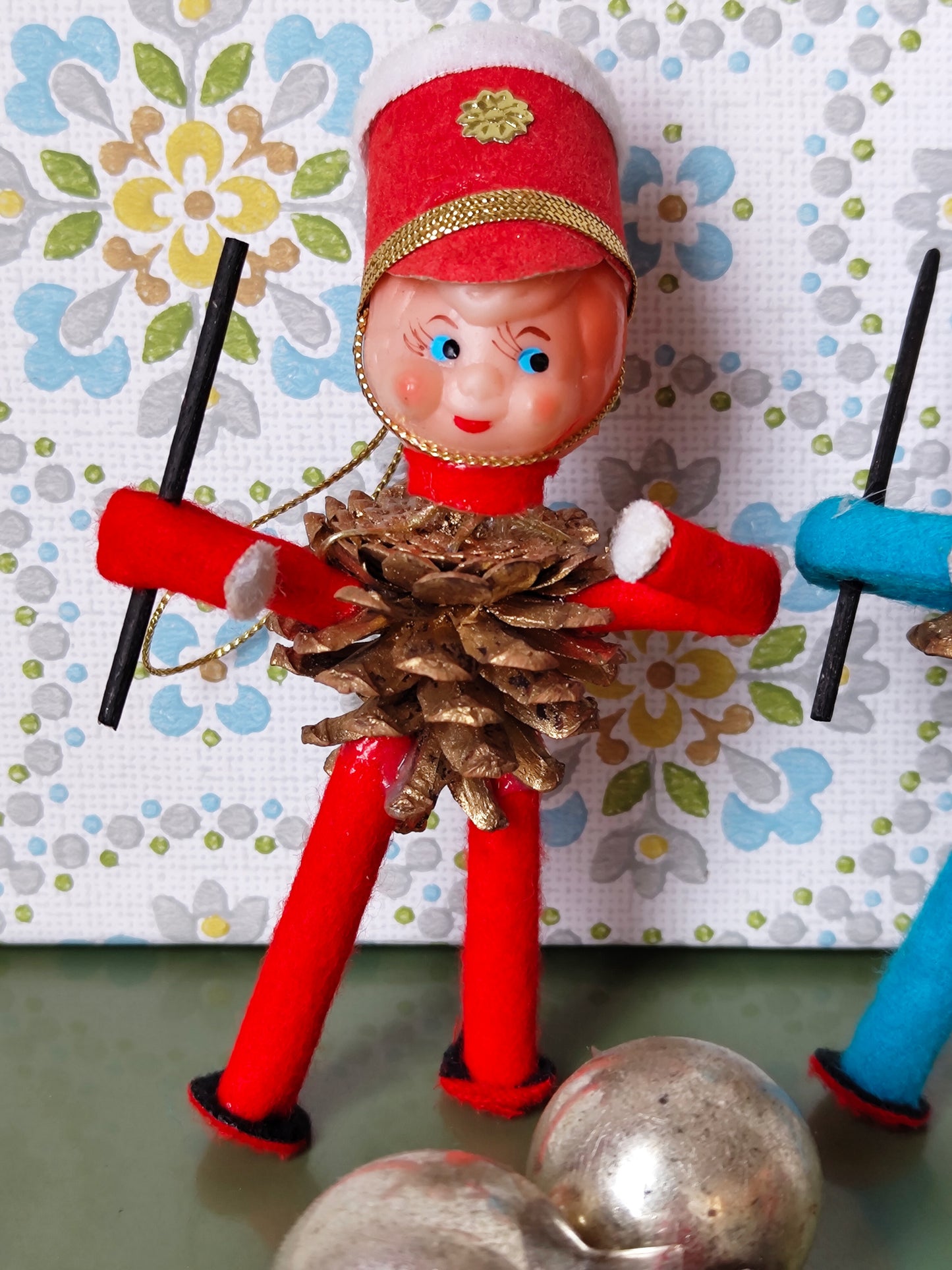 2 Spielmannszugführer Tambourmajor mit Filz und Tannenzapfen VINTAGE 1960