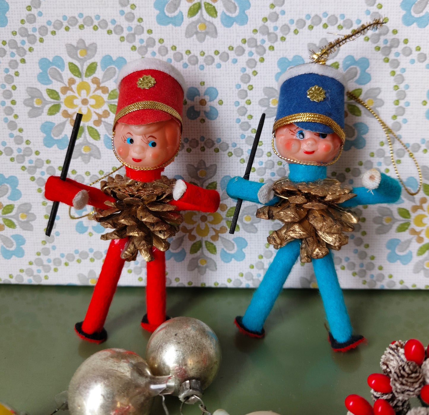2 Spielmannszugführer Tambourmajor mit Filz und Tannenzapfen VINTAGE 1960