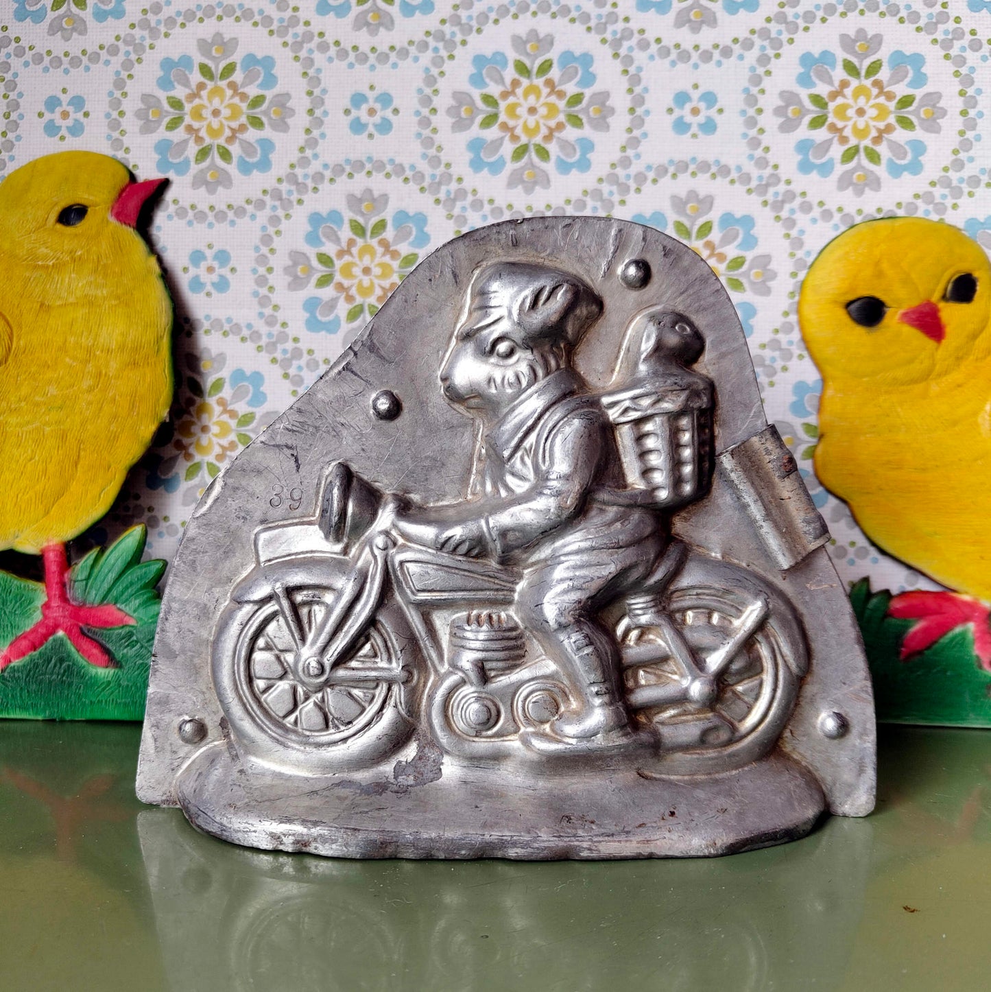 Antike Schokoladenform – Osterhase auf Motorrad | Heris Nürnberg | Vintage Osterdeko