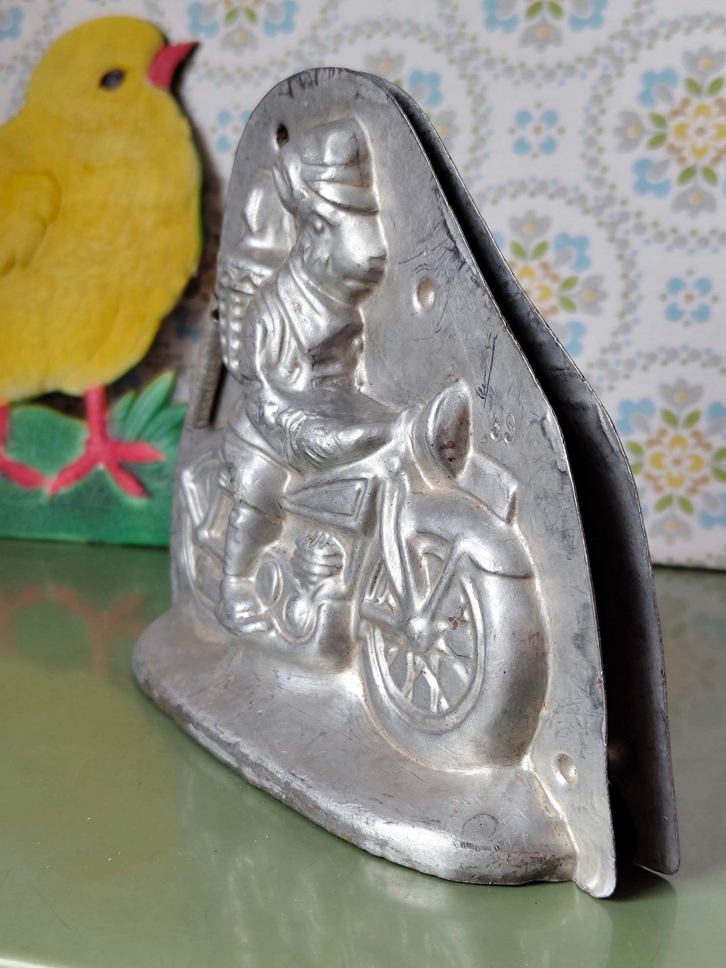 Antike Schokoladenform von Heris Nürnberg - Hase auf Motorrad VINTAGE
