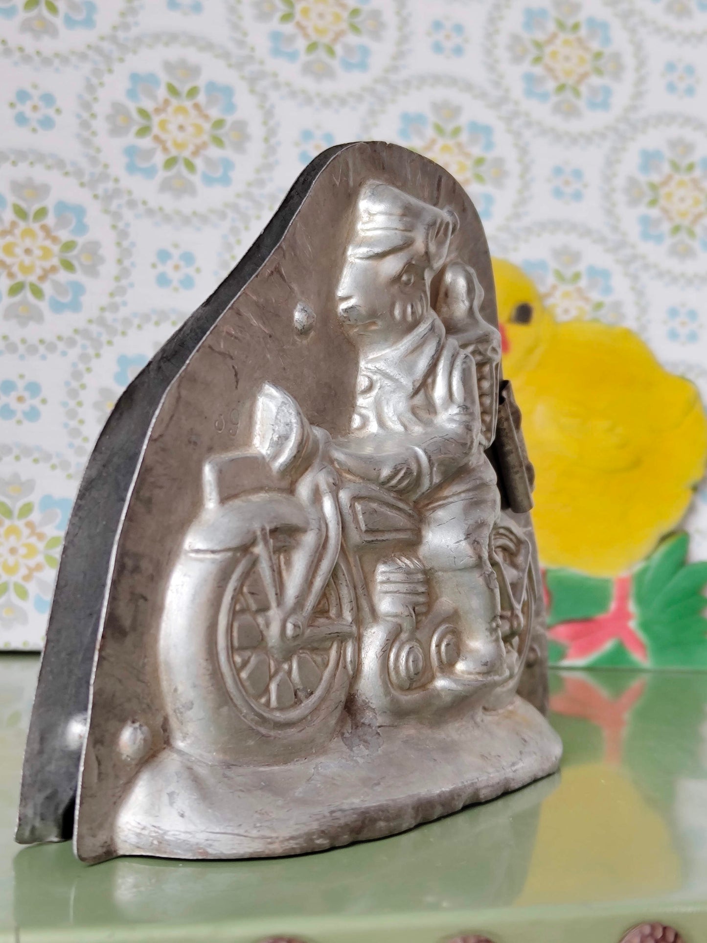 Antike Schokoladenform von Heris Nürnberg - Hase auf Motorrad VINTAGE