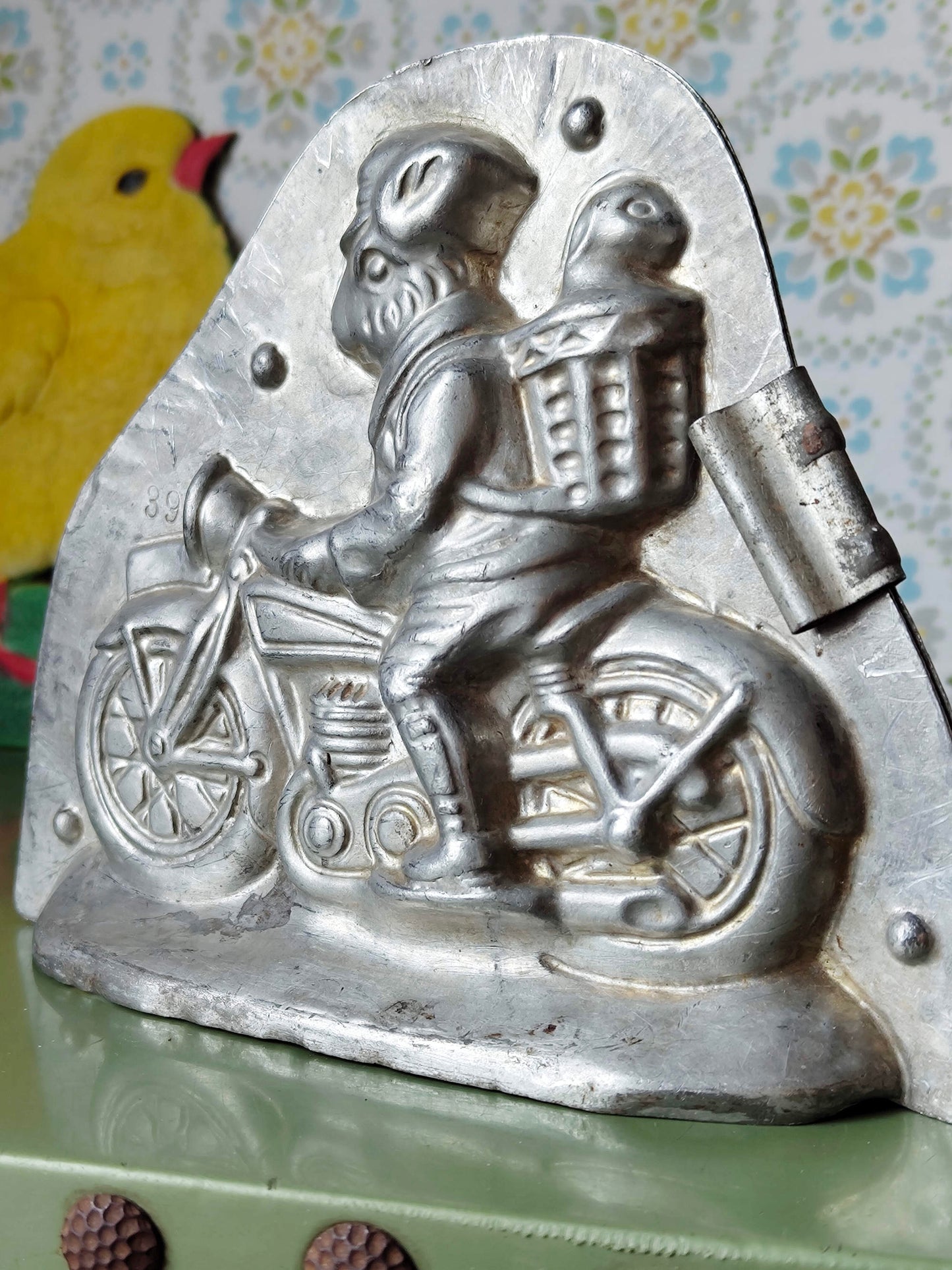 Antike Schokoladenform von Heris Nürnberg - Hase auf Motorrad VINTAGE
