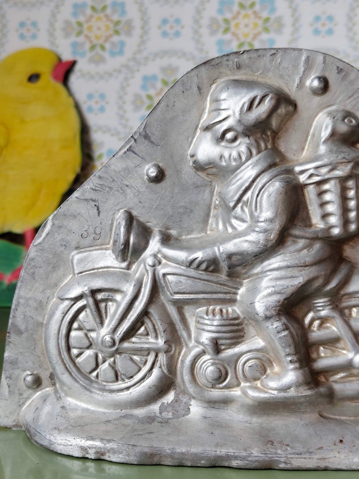 Antike Schokoladenform – Osterhase auf Motorrad | Heris Nürnberg | Vintage Osterdeko