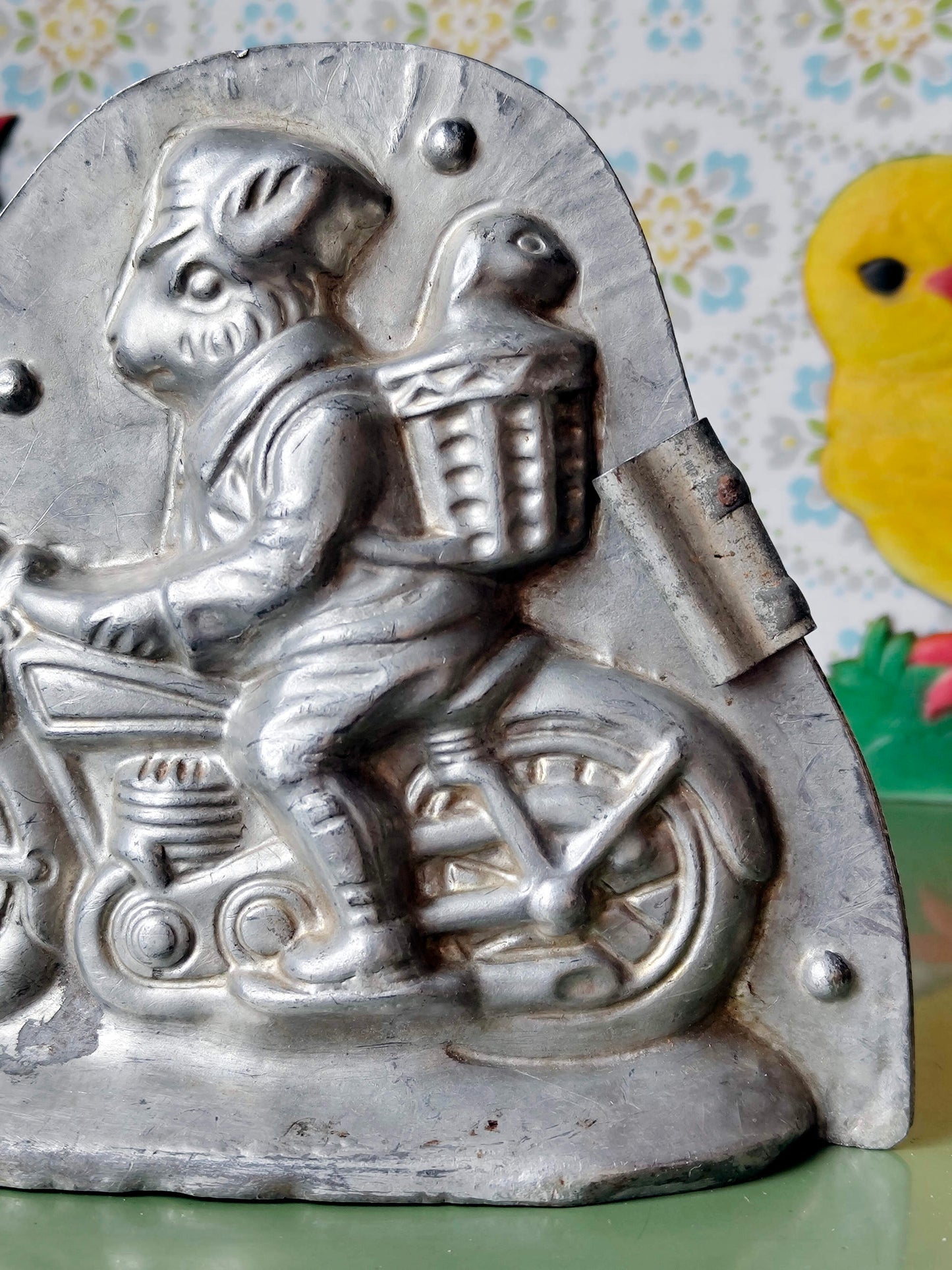 Antike Schokoladenform – Osterhase auf Motorrad | Heris Nürnberg | Vintage Osterdeko
