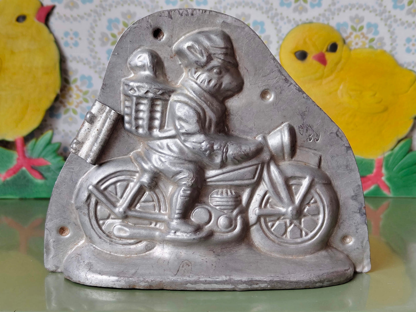 Antike Schokoladenform – Osterhase auf Motorrad | Heris Nürnberg | Vintage Osterdeko