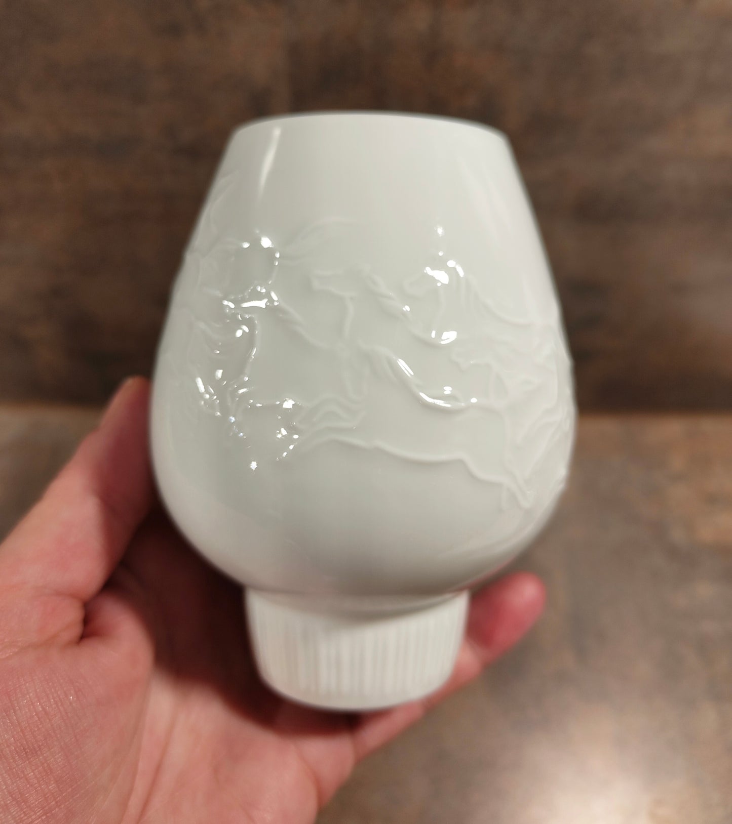 Vase mit Relief „galoppierende Pferde“ von Hans Achtziger, ca. 1960/1970, Vintage Porzellan