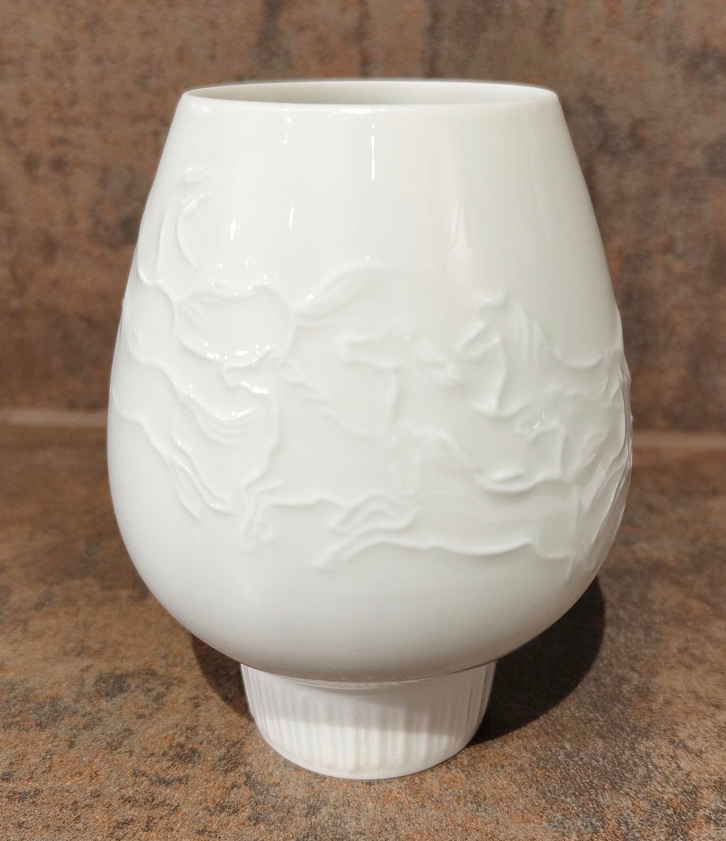 Vase mit Relief „galoppierende Pferde“ von Hans Achtziger, ca. 1960/1970, Vintage Porzellan