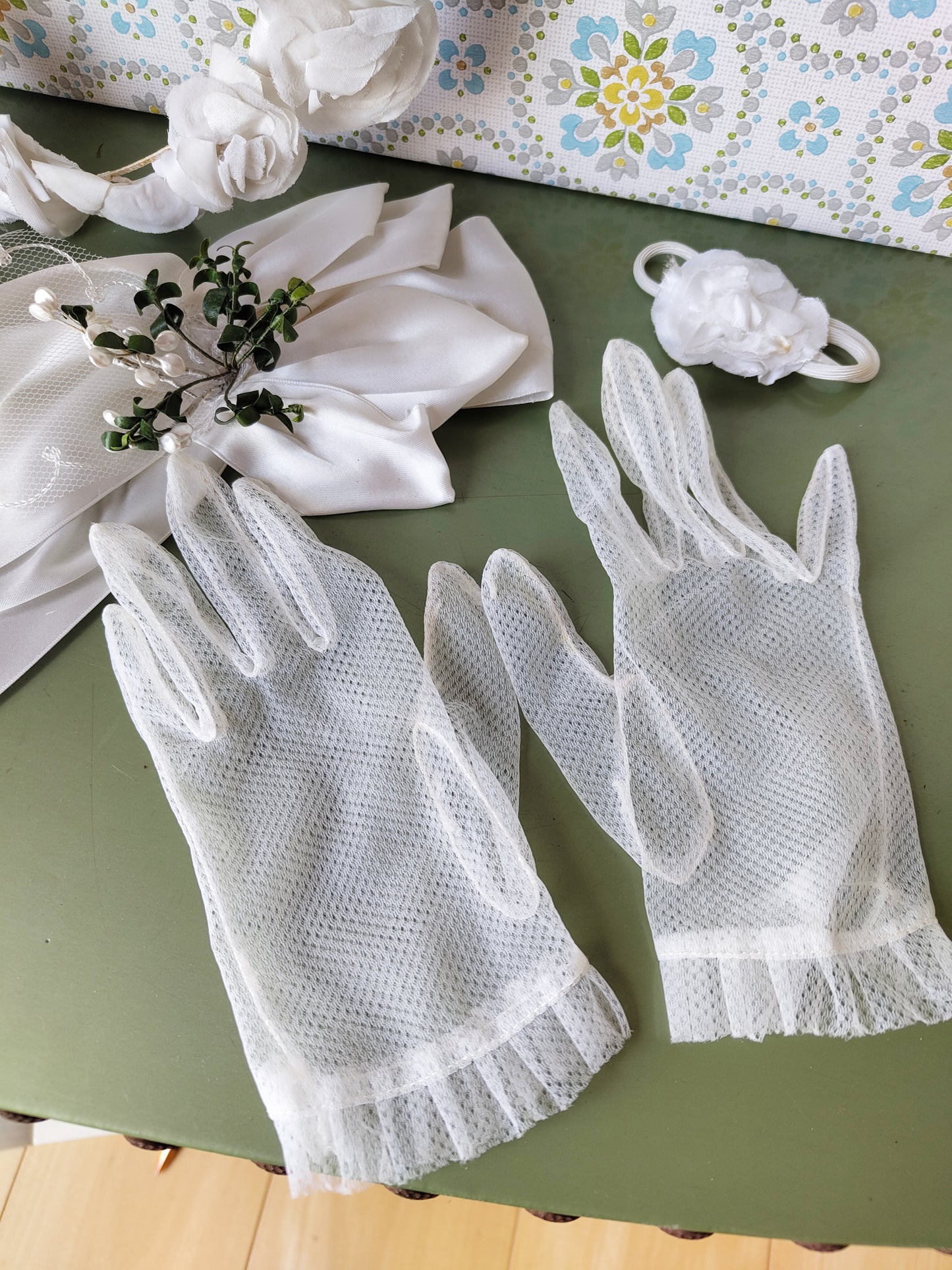 Nostalgisches 6tlg Set Erstkommunion mit Kranz, Schleifen Handschuhen Zierblüte VINTAGE