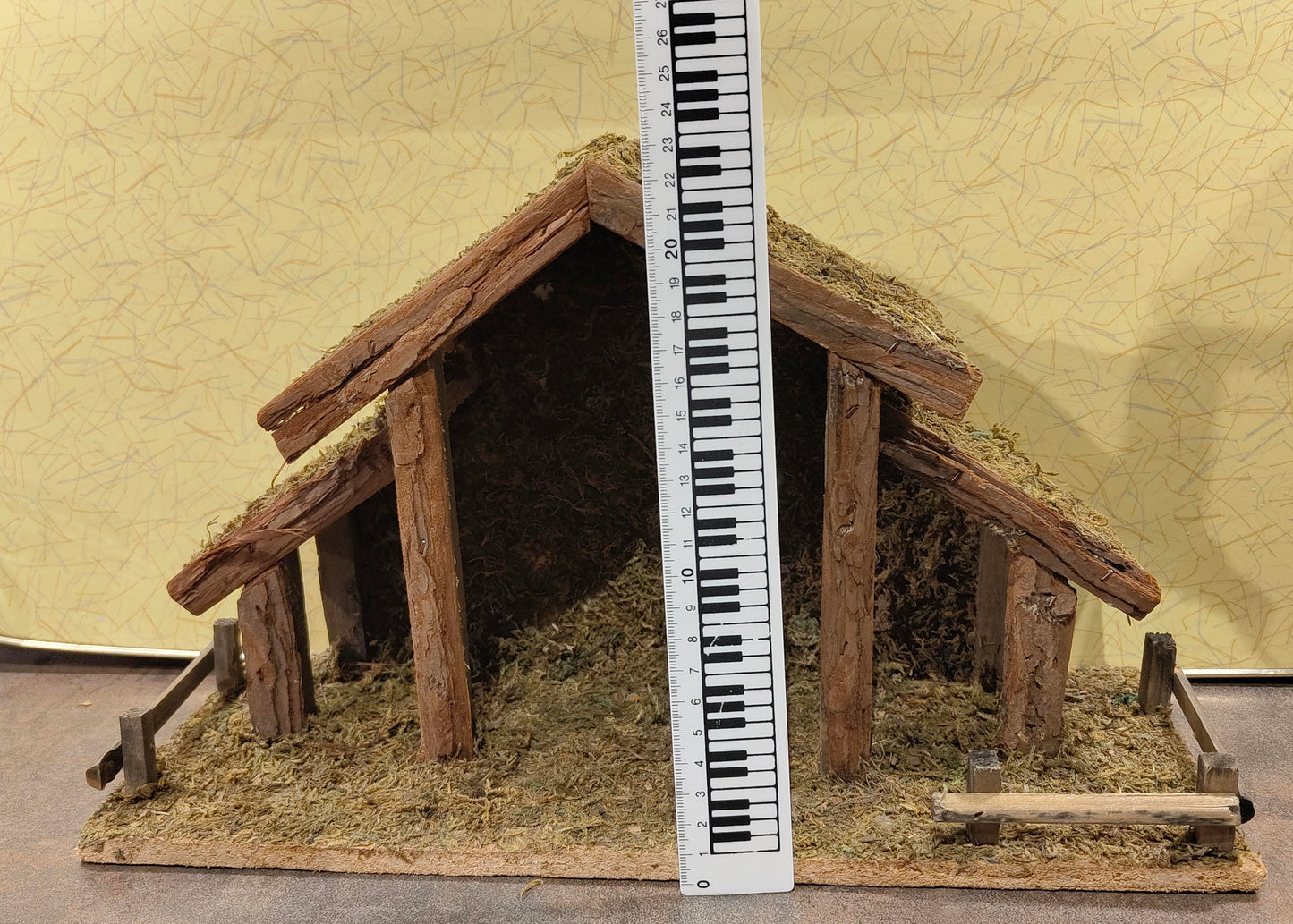 Krippe aus Holz mit 10 Figuren aus Porzellan