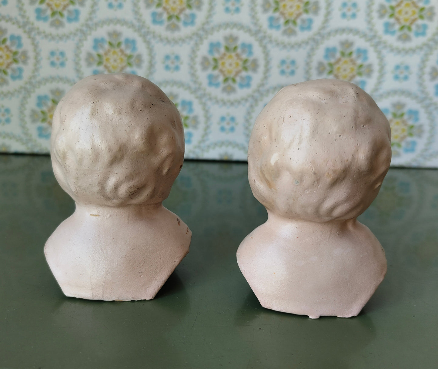 Zwei Brustblattköpfe aus Pappmaché – VINTAGE wohl vor 1900.