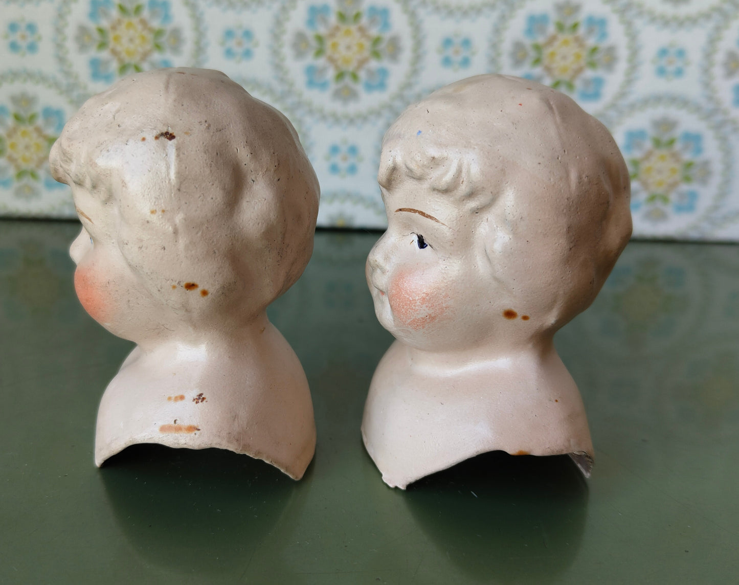 Zwei Brustblattköpfe aus Pappmaché – VINTAGE wohl vor 1900.