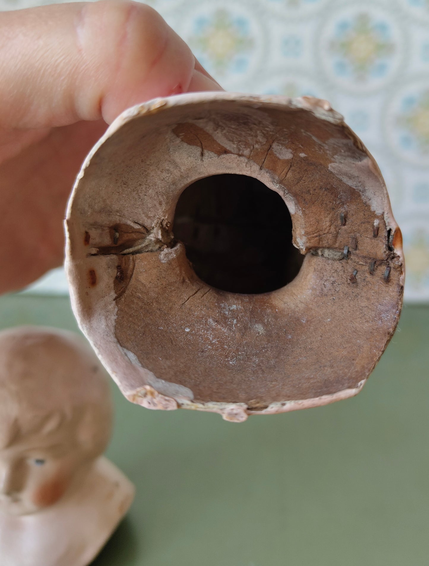 Zwei Brustblattköpfe aus Pappmaché – VINTAGE wohl vor 1900.