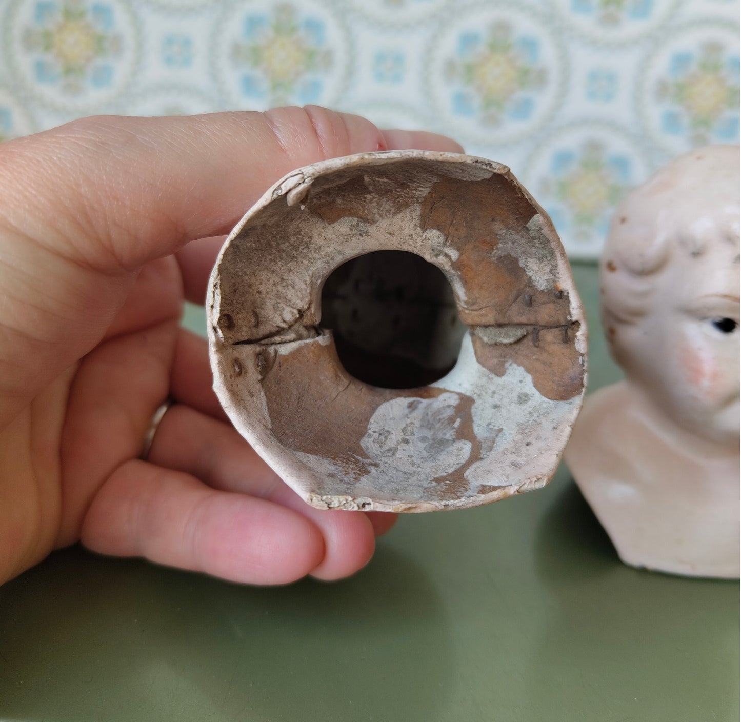 Zwei Brustblattköpfe aus Pappmaché – VINTAGE wohl vor 1900.