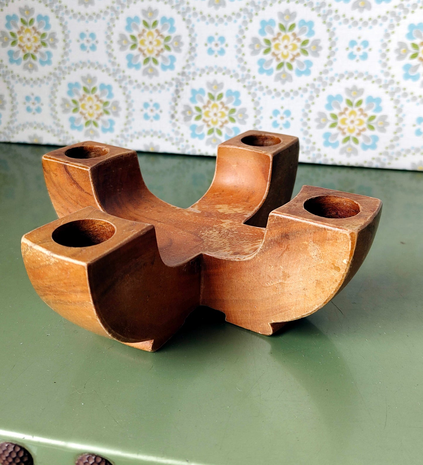 Kerzenhalter aus Holz, wohl Dänisch, als Adventskranzhalter schön mit Patina, 1960 VINTAGE
