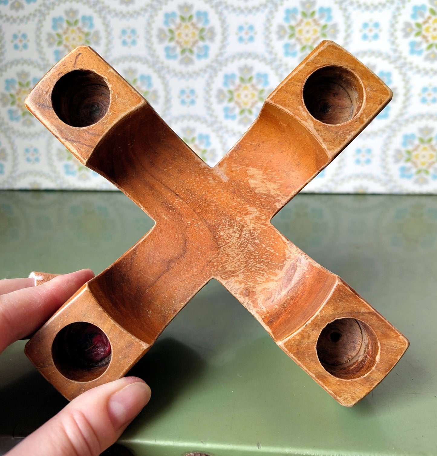 Kerzenhalter aus Holz, wohl Dänisch, als Adventskranzhalter schön mit Patina, 1960 VINTAGE
