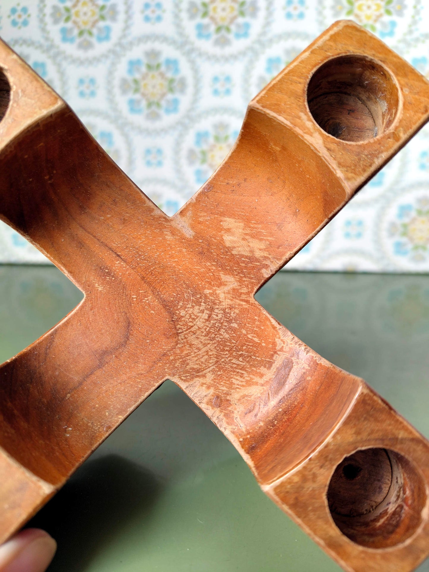 Kerzenhalter aus Holz, wohl Dänisch, als Adventskranzhalter schön mit Patina, 1960 VINTAGE
