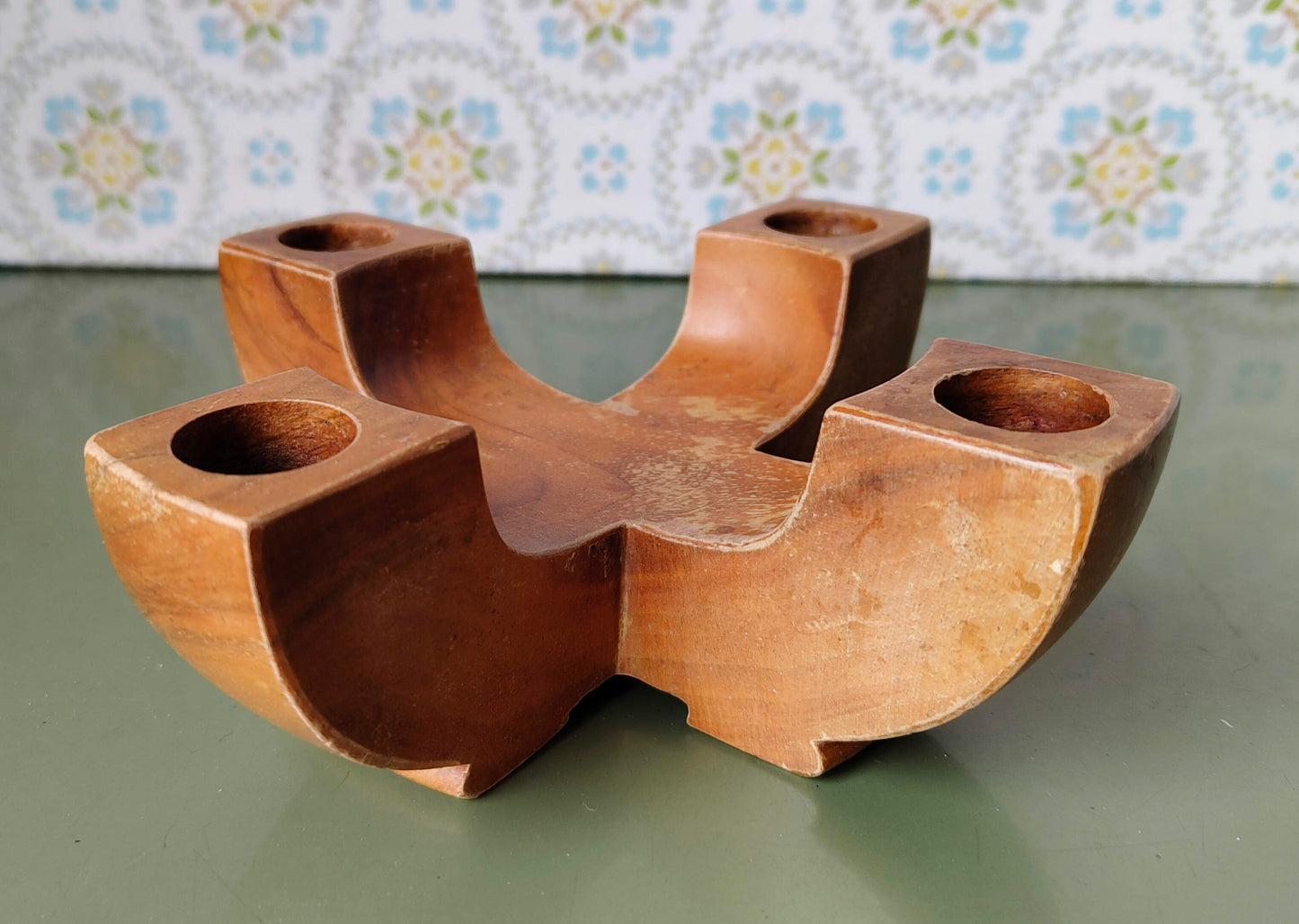 Kerzenhalter aus Holz, wohl Dänisch, als Adventskranzhalter schön mit Patina, 1960 VINTAGE