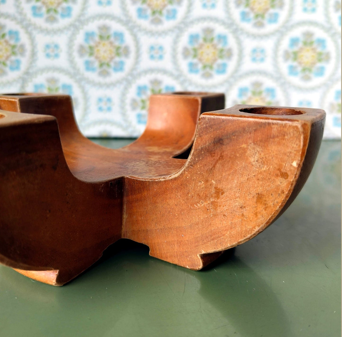 Kerzenhalter aus Holz, wohl Dänisch, als Adventskranzhalter schön mit Patina, 1960 VINTAGE