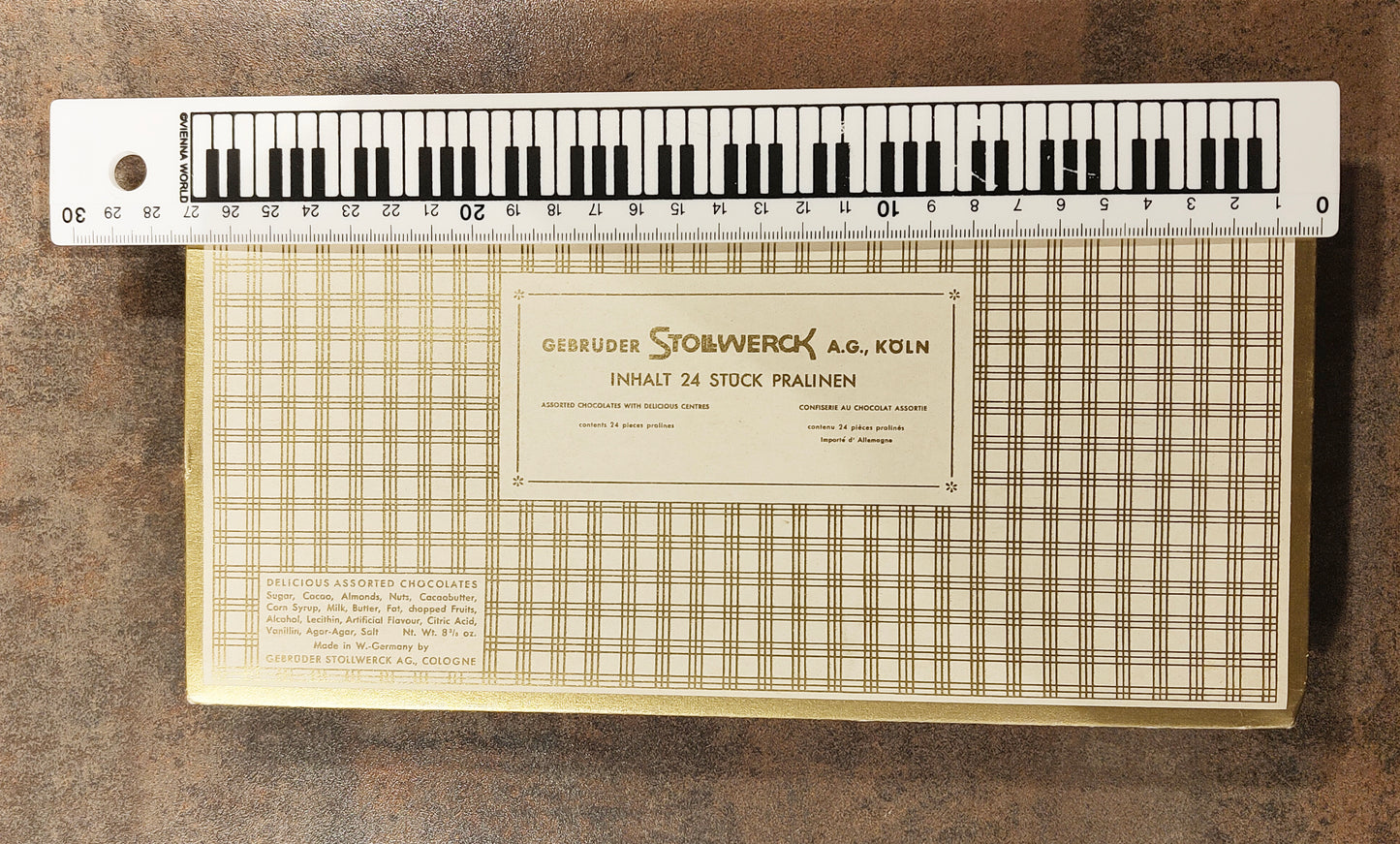 Vintage Wachsengel aus Aluminium in Stollwerk Pralinen Verpackung 1960er