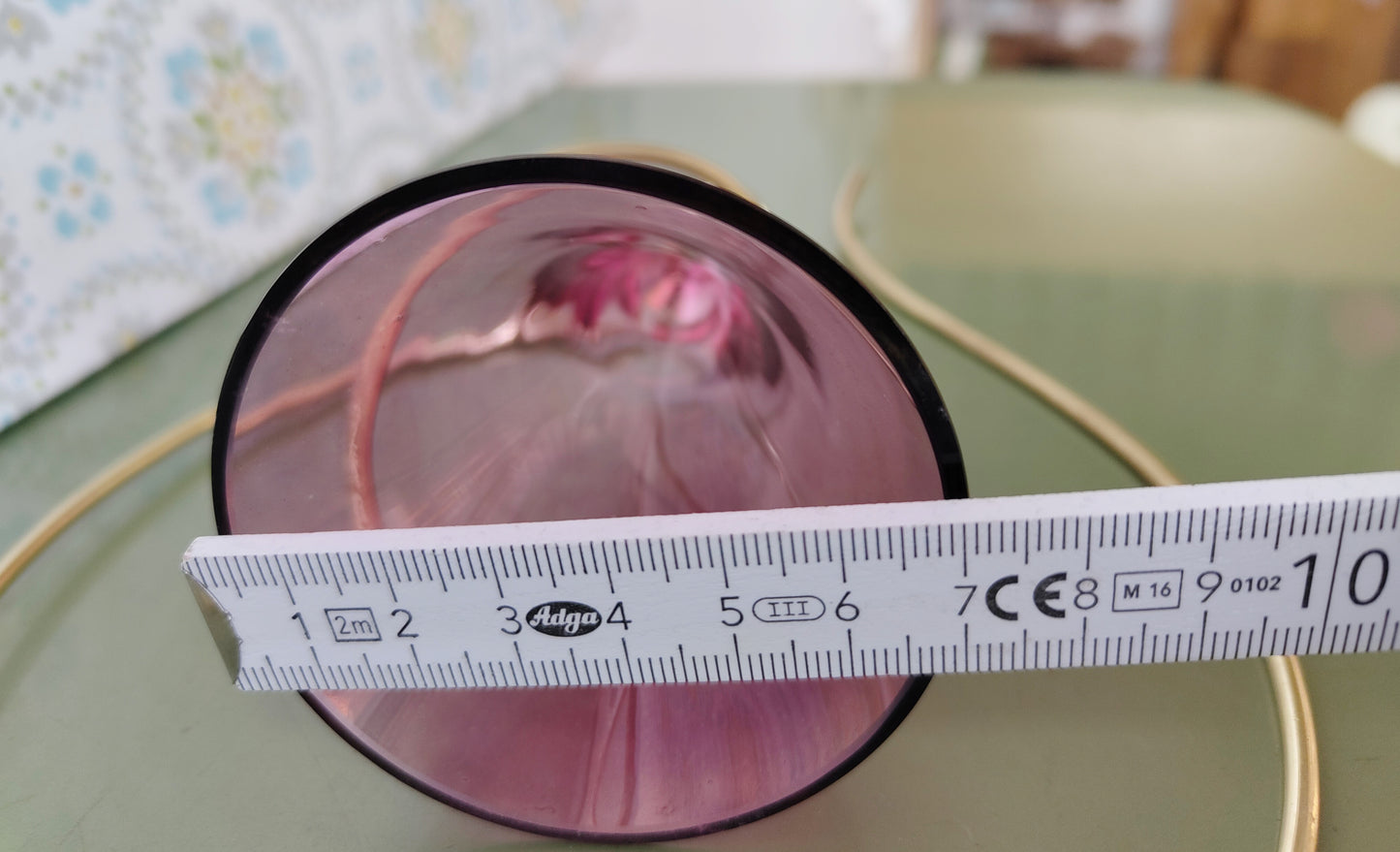 Vintage Wandvase aus rosa Glas mit Aluminiumhalterung – 1960er Jahre