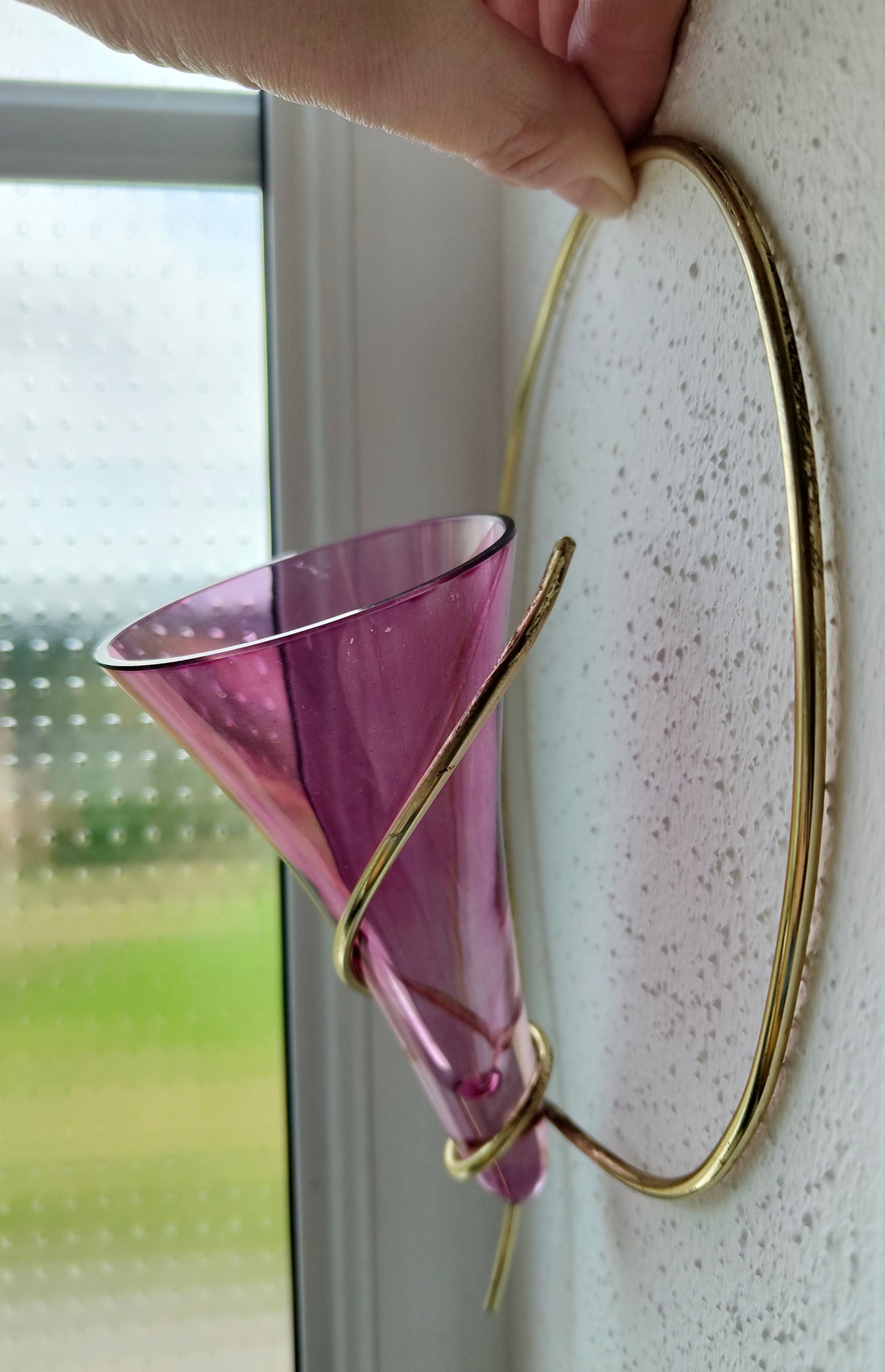 Vintage Wandvase aus rosa Glas mit Aluminiumhalterung – 1960er Jahre