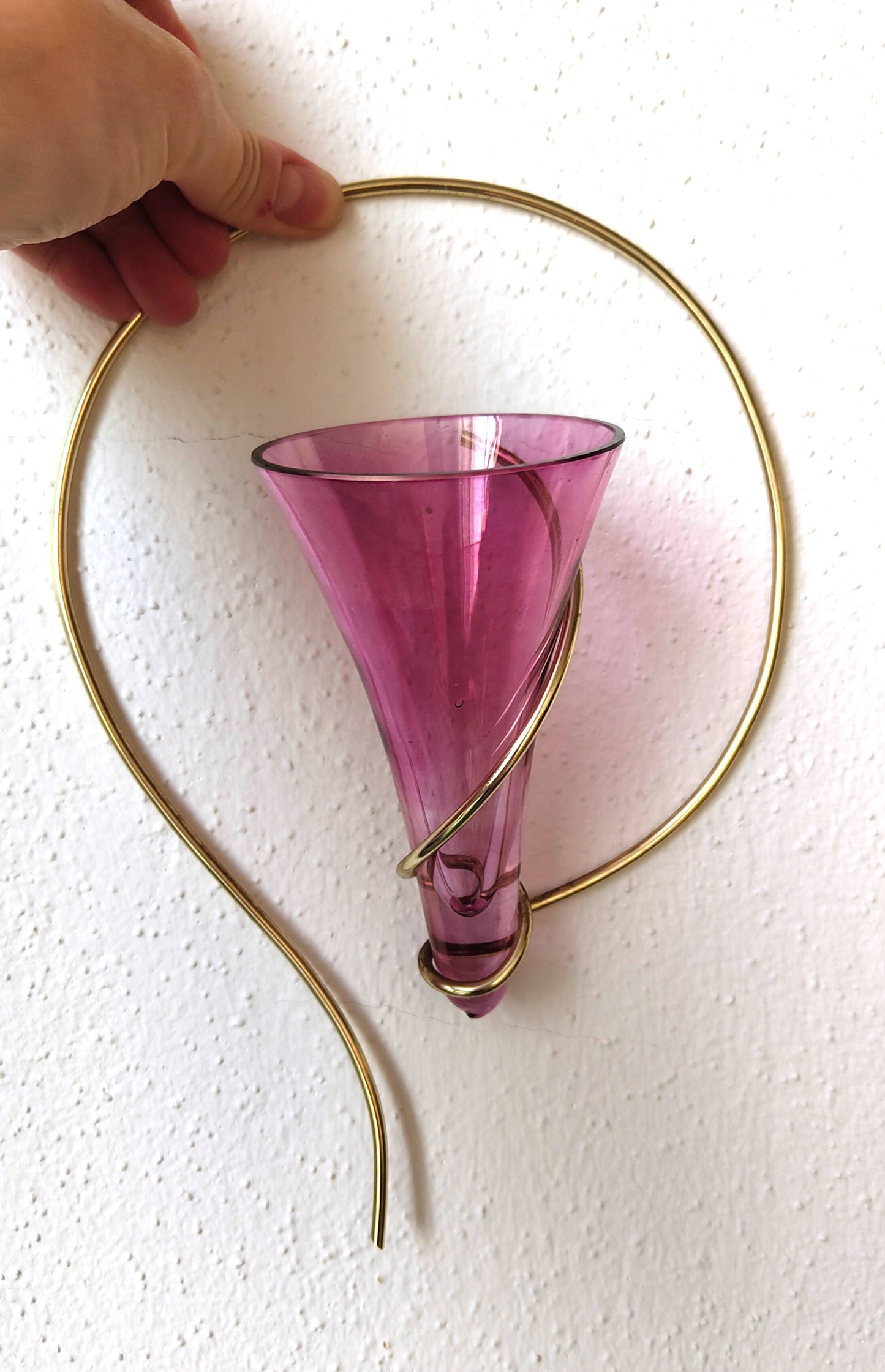 Vintage Wandvase aus rosa Glas mit Aluminiumhalterung – 1960er Jahre