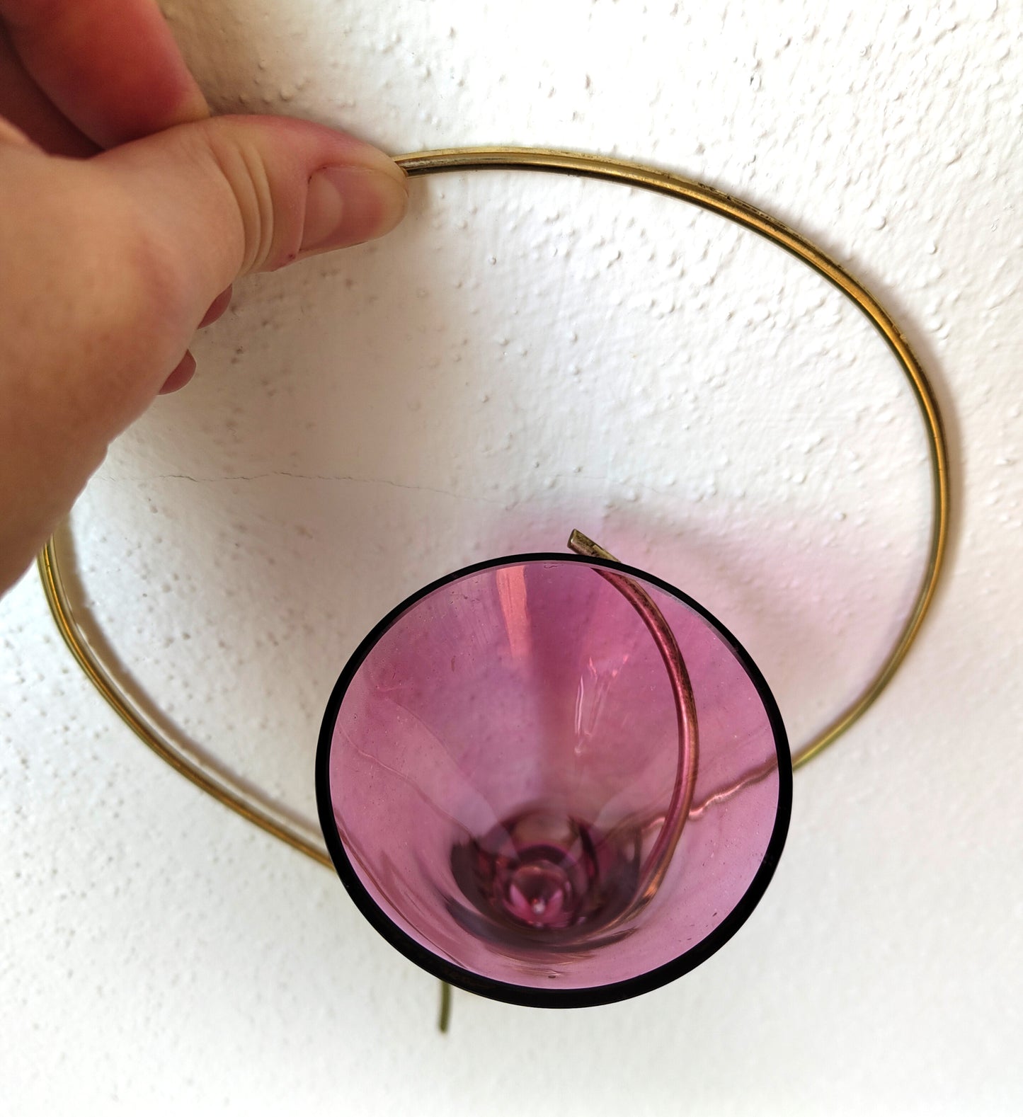 Vintage Wandvase aus rosa Glas mit Aluminiumhalterung – 1960er Jahre
