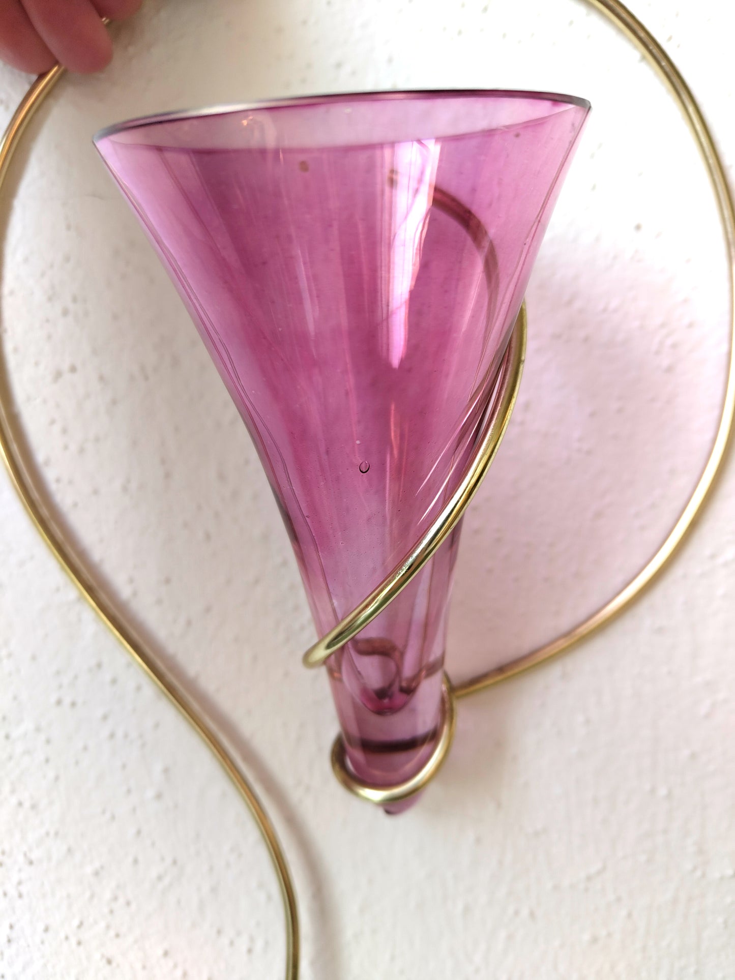 Vintage Wandvase aus rosa Glas mit Aluminiumhalterung – 1960er Jahre