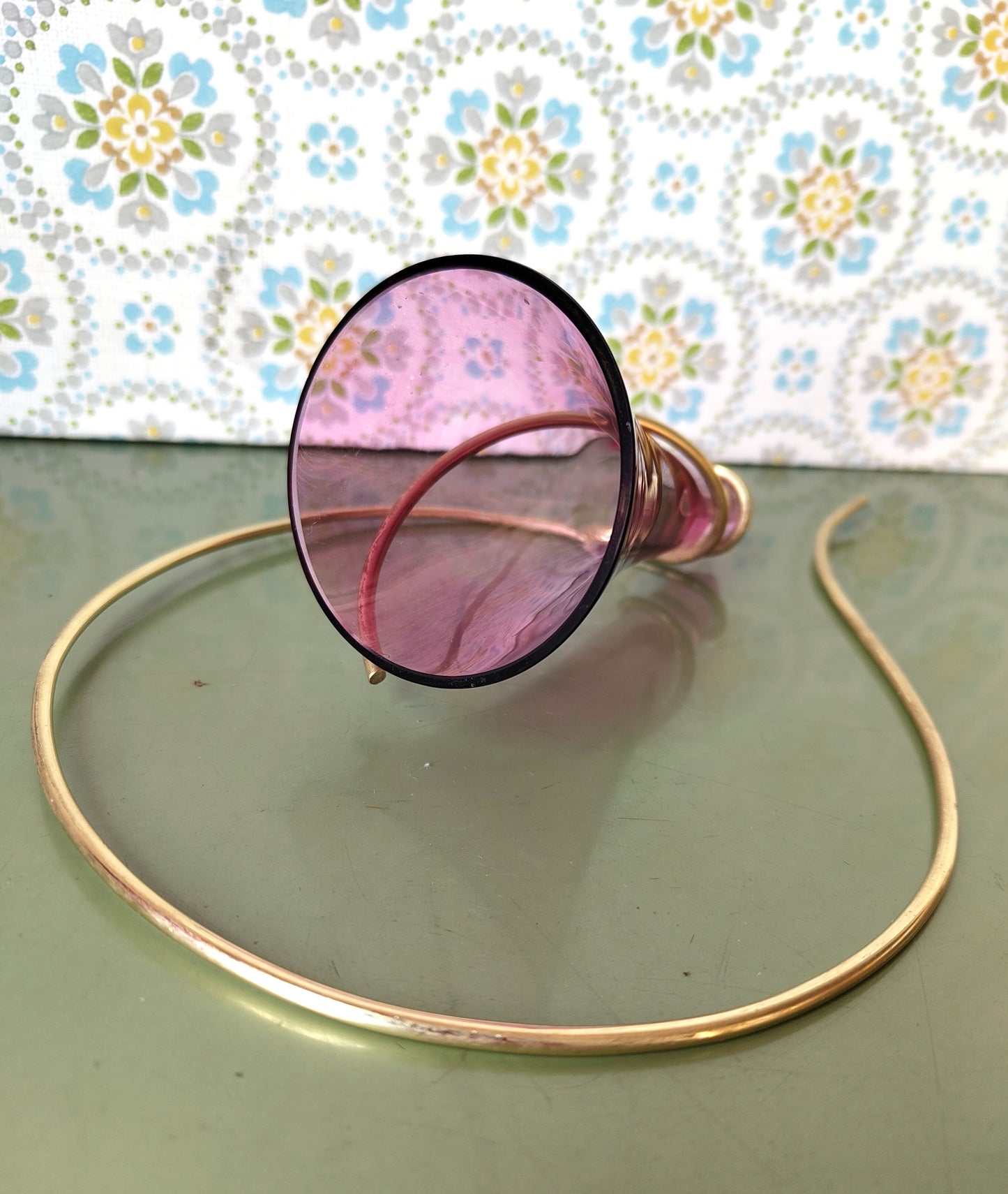 Vintage Wandvase aus rosa Glas mit Aluminiumhalterung – 1960er Jahre