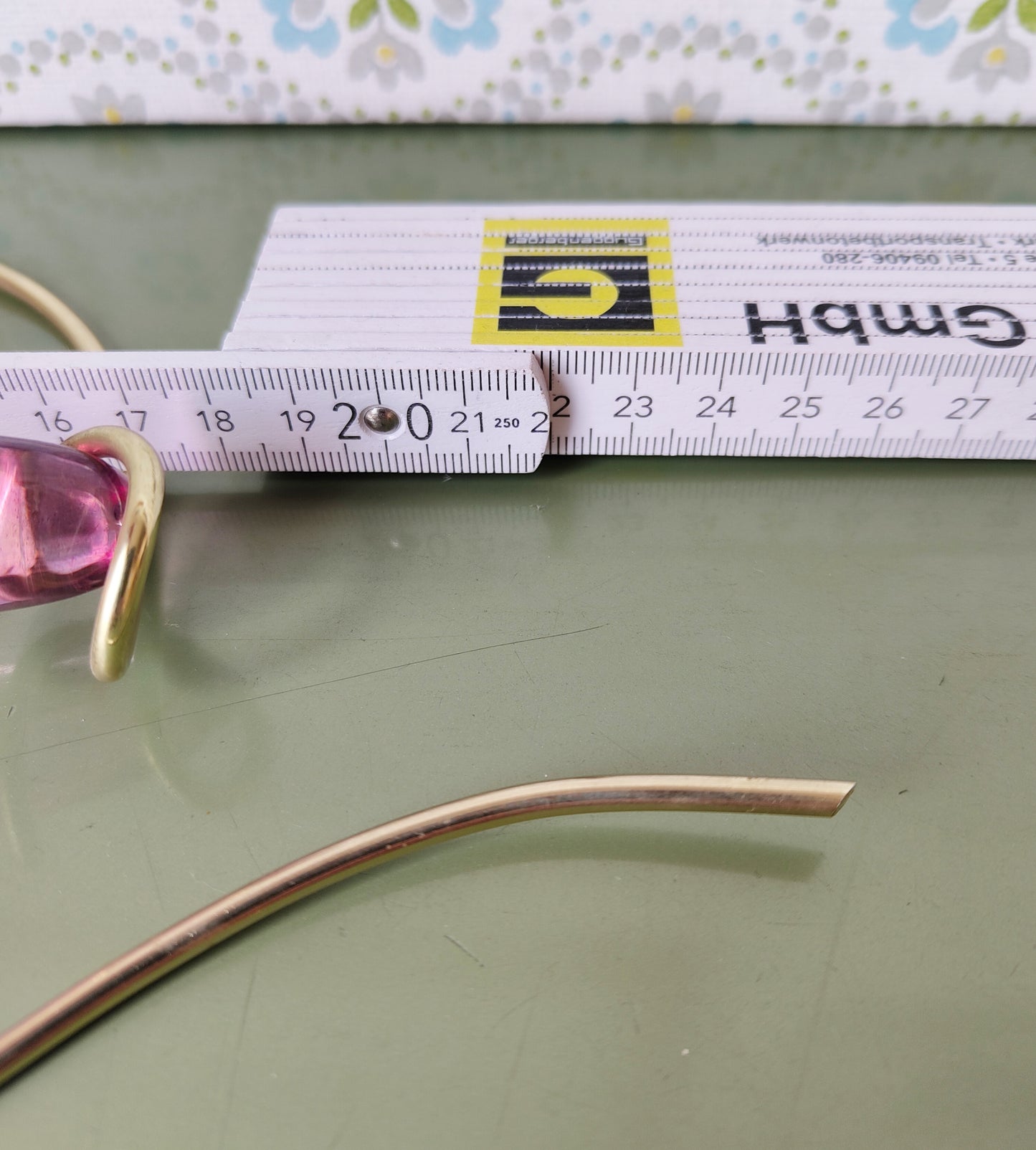 Vintage Wandvase aus rosa Glas mit Aluminiumhalterung – 1960er Jahre
