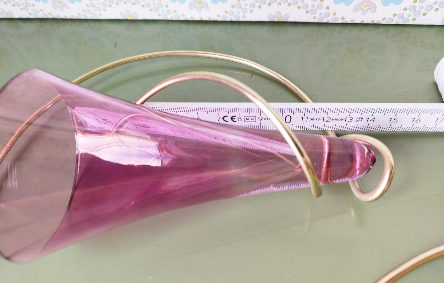 Vintage Wandvase aus rosa Glas mit Aluminiumhalterung – 1960er Jahre