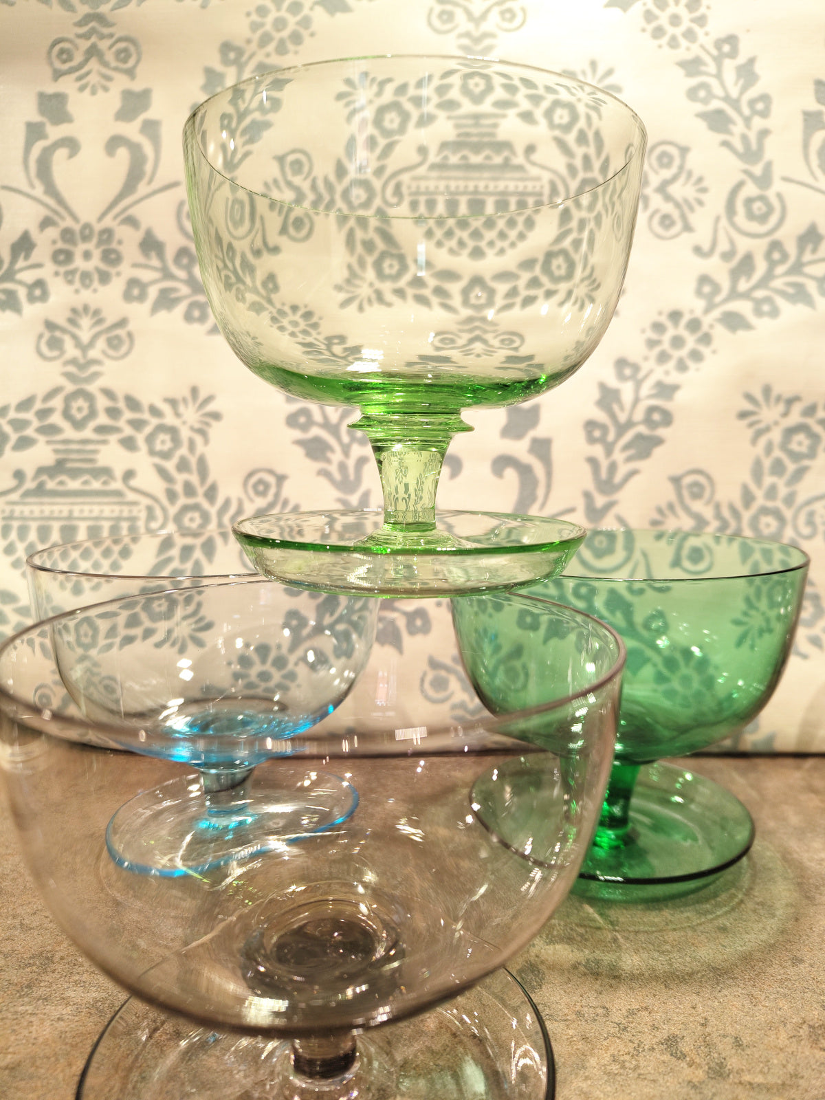 6 bunte Gläser mit gewölbtem Fuß für Cocktail oder Dessert VINTAGE