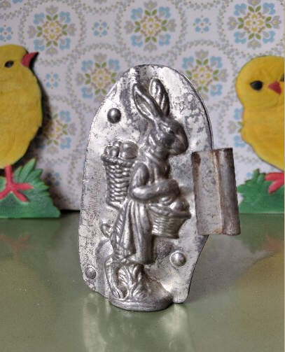 Antike Schokoladenform „Häsin mit Körben voller Eier“ – Anton Reiche Dresden, ca. 1920–1940