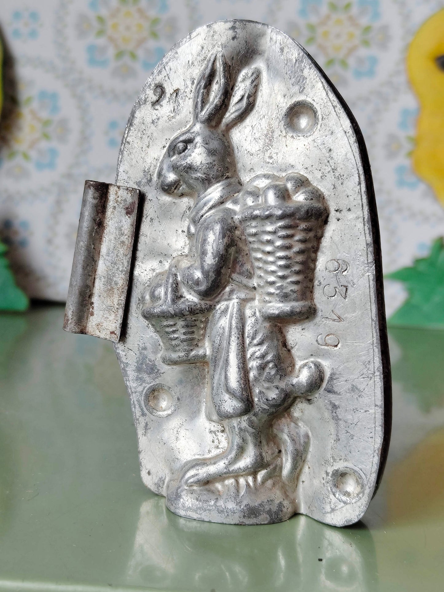 Antike Schokoladenform „Häsin mit Körben voller Eier“ – Anton Reiche Dresden, ca. 1920–1940
