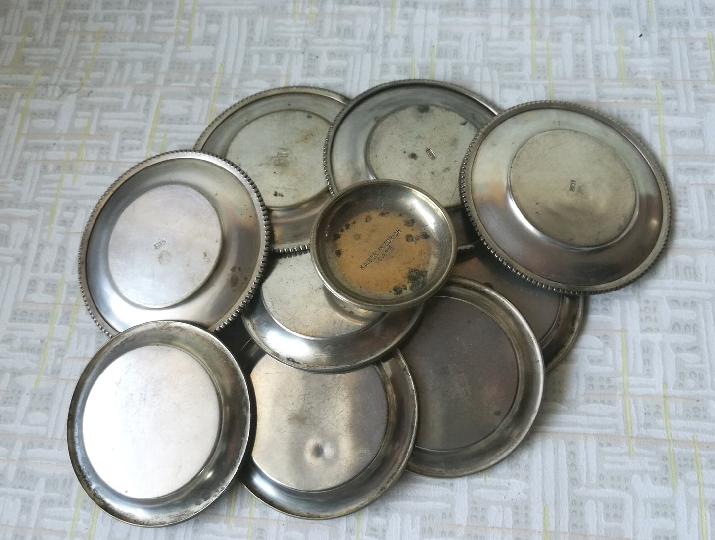 Konvolut 10 Stück kleine Ablage Teller Metall teils versilbert Restaurant für Teebeutel, Kartengeld Vintage