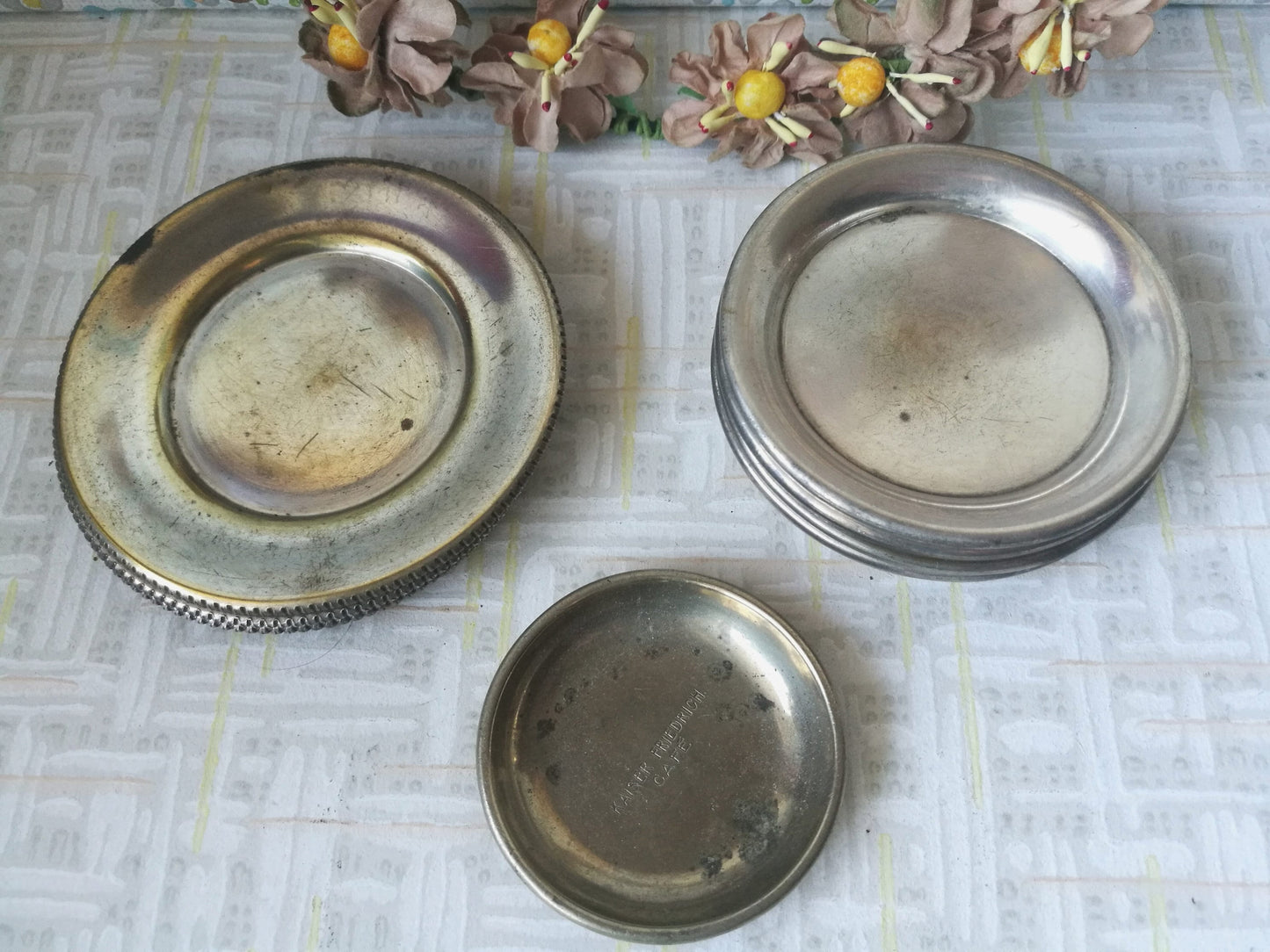 Konvolut 10 Stück kleine Ablage Teller Metall teils versilbert Restaurant für Teebeutel, Kartengeld Vintage