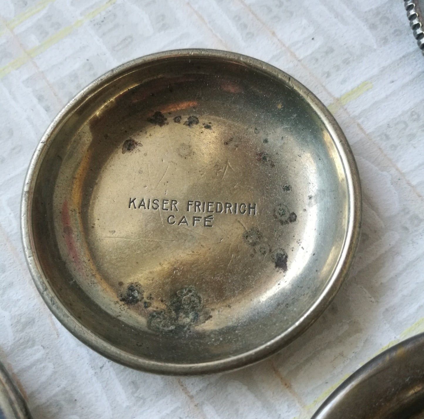 Konvolut 10 Stück kleine Ablage Teller Metall teils versilbert Restaurant für Teebeutel, Kartengeld Vintage