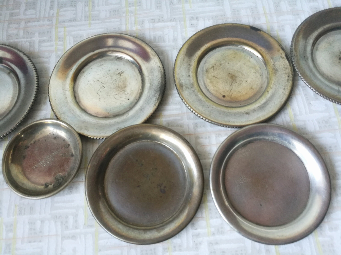 Konvolut 10 Stück kleine Ablage Teller Metall teils versilbert Restaurant für Teebeutel, Kartengeld Vintage