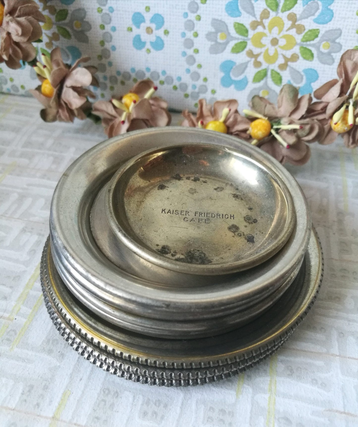 Konvolut 10 Stück kleine Ablage Teller Metall teils versilbert Restaurant für Teebeutel, Kartengeld Vintage